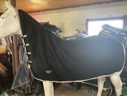 Globus fleecetäcke med fast hals,svart,125 cm