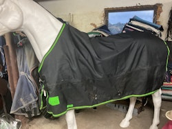 Shires täcke,135 cm, 100 gr,svart