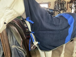 Fleecetäcke,blå/randigt, 115 cm, med fast hals