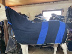 Fleecetäcke,blå/randigt, 115 cm, med fast hals