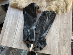 CRW shortchaps,läder,svarta, 8-10 år