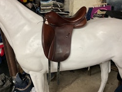 Rr1,santa cruz, dressyrsadel, 18”, brun