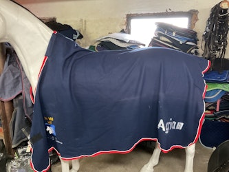 Fleecetäcke mörkblått,155 cm, endast provat
