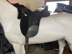 Genesis,dressyrsadel,syntet,svart,17,5”, bom MW,går att byta koppjörn, ljusgrönt sitter i