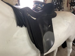 Genesis,dressyrsadel,syntet,svart,17,5”, bom MW,går att byta koppjörn, ljusgrönt sitter i