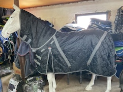 Catago,stalltäcke med hals man kan rulla ihop,100 gr, 135 cm, svart/grått, nytt