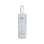 Maria Åkerbergs Flower Freshener är ett ansiktsvatten som är lätt porsammandragande och används alltid efter passande rengöring för att neutralisera vattnets uttorkande effekt och för att förbereda hu