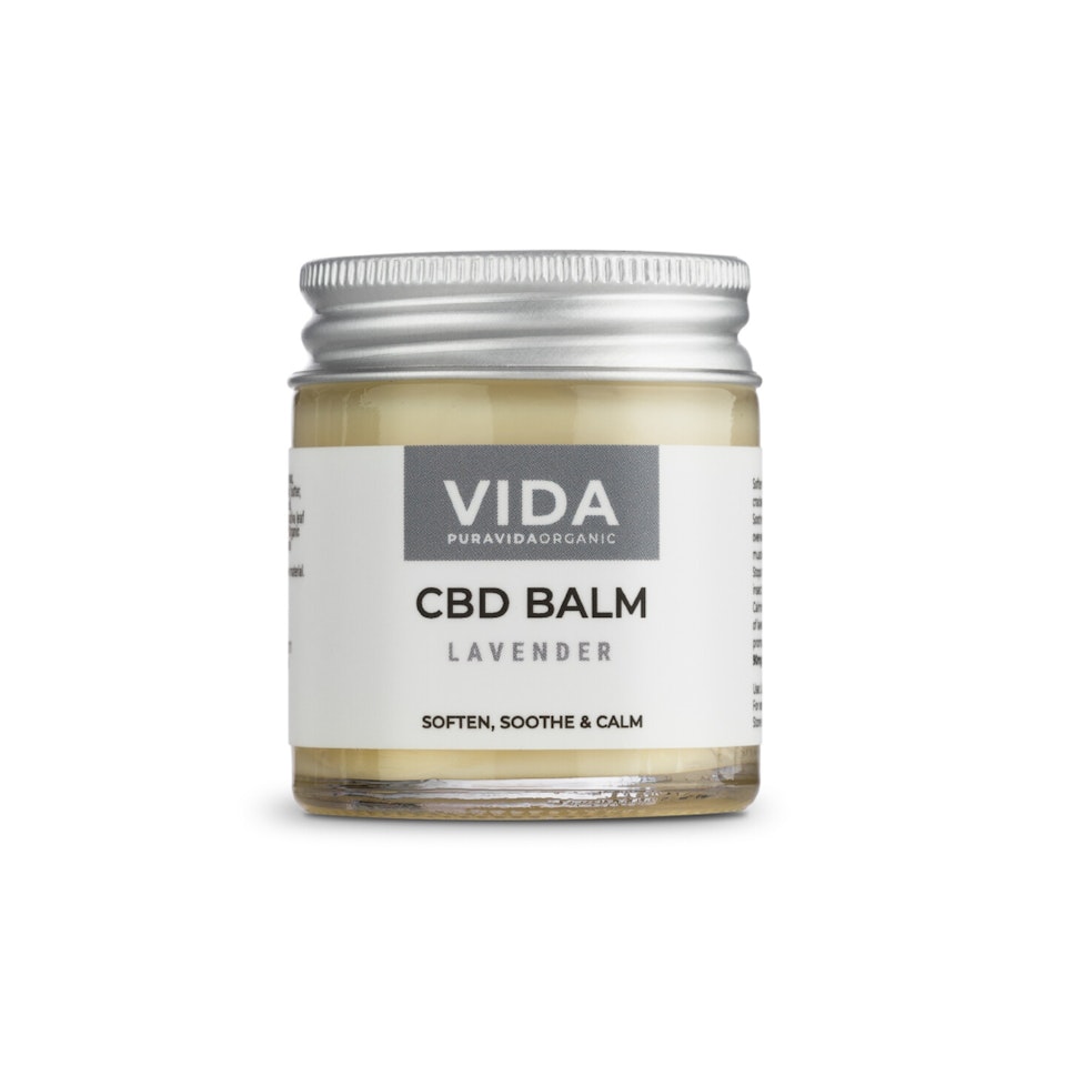 CBD Balm Lavendel från Pura Vida är en multisalva som kan användas på torr hud, rodnad och irritationer. Den är också skön att massera in på spända muskler och hjälper dig att somna in på kvällen. Den