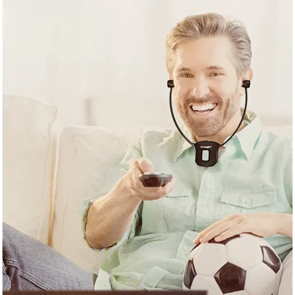Man som använder sig av Sonumaxx 2.4 med halsslinga, digitalt trådlöst TV-hjälpmedel