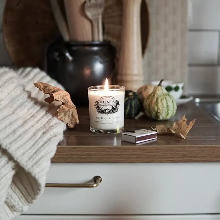 "Svart peppar & Papyrus" Doftljus 45h