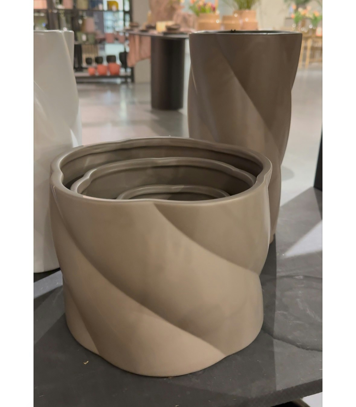 Beige skruvad kruka