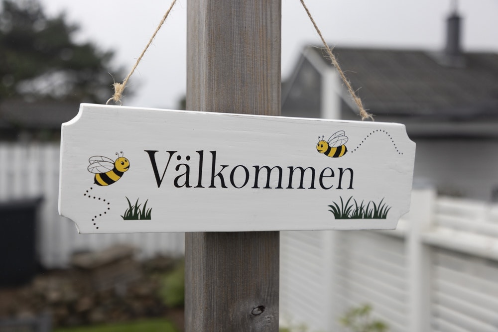 Träskylt Välkommen Bi