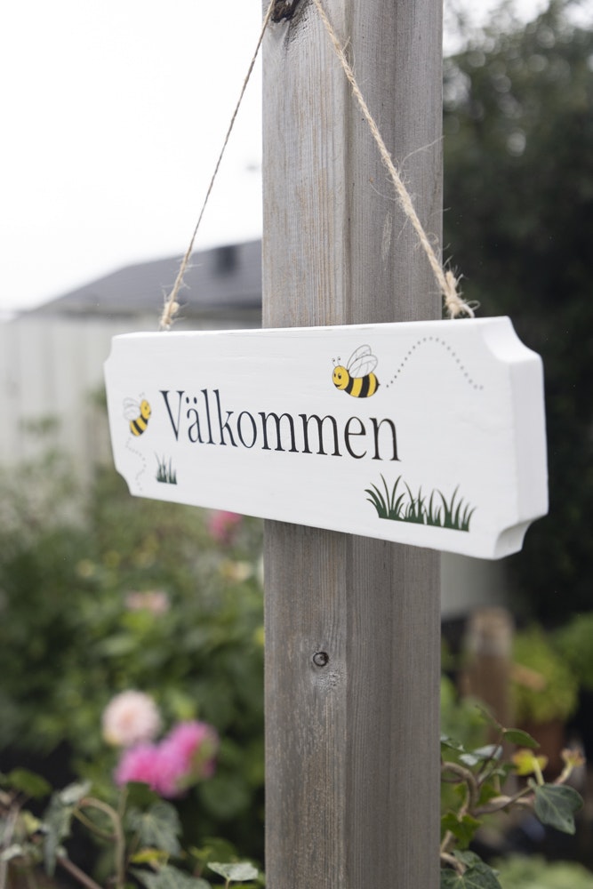 Träskylt Välkommen Bi