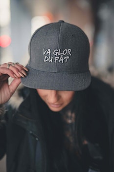 Va Glor Du På? Snapback Keps - Vit/Grå