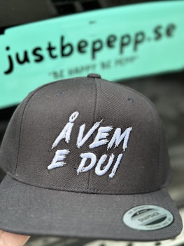 Å Vem E Du! Snapback Keps- Svart