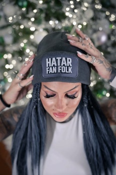 Mössa med rätt uttryck "Hatar Fan Folk!"