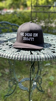 Ge Mig En Hojt! Snapback Keps - Svart