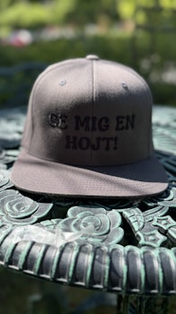 Ge Mig En Hojt! Snapback Keps - Grå