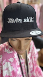 Jävla skit! Snapback Keps - Svart