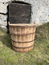 Stor gammal trätunna