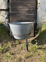 Vintage emaljerad balja på ställning