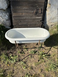 Vintage emaljerat badkar på ställning