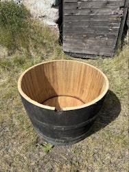 Halvt vinfat av ek 100 liter patinerad svart