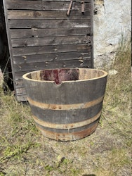 Halvt vinfat av ek 110 liter patinerad
