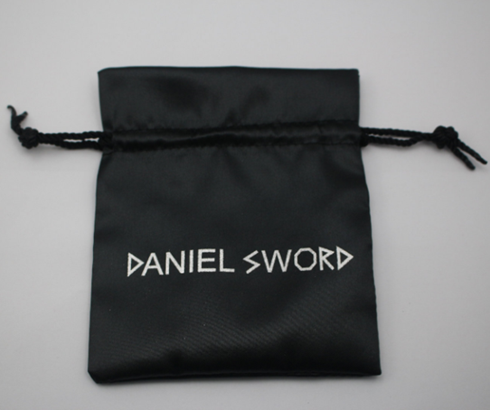 svart presentpåse daniel sword