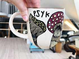PSYKBRYT BABY SVAMP MUGG