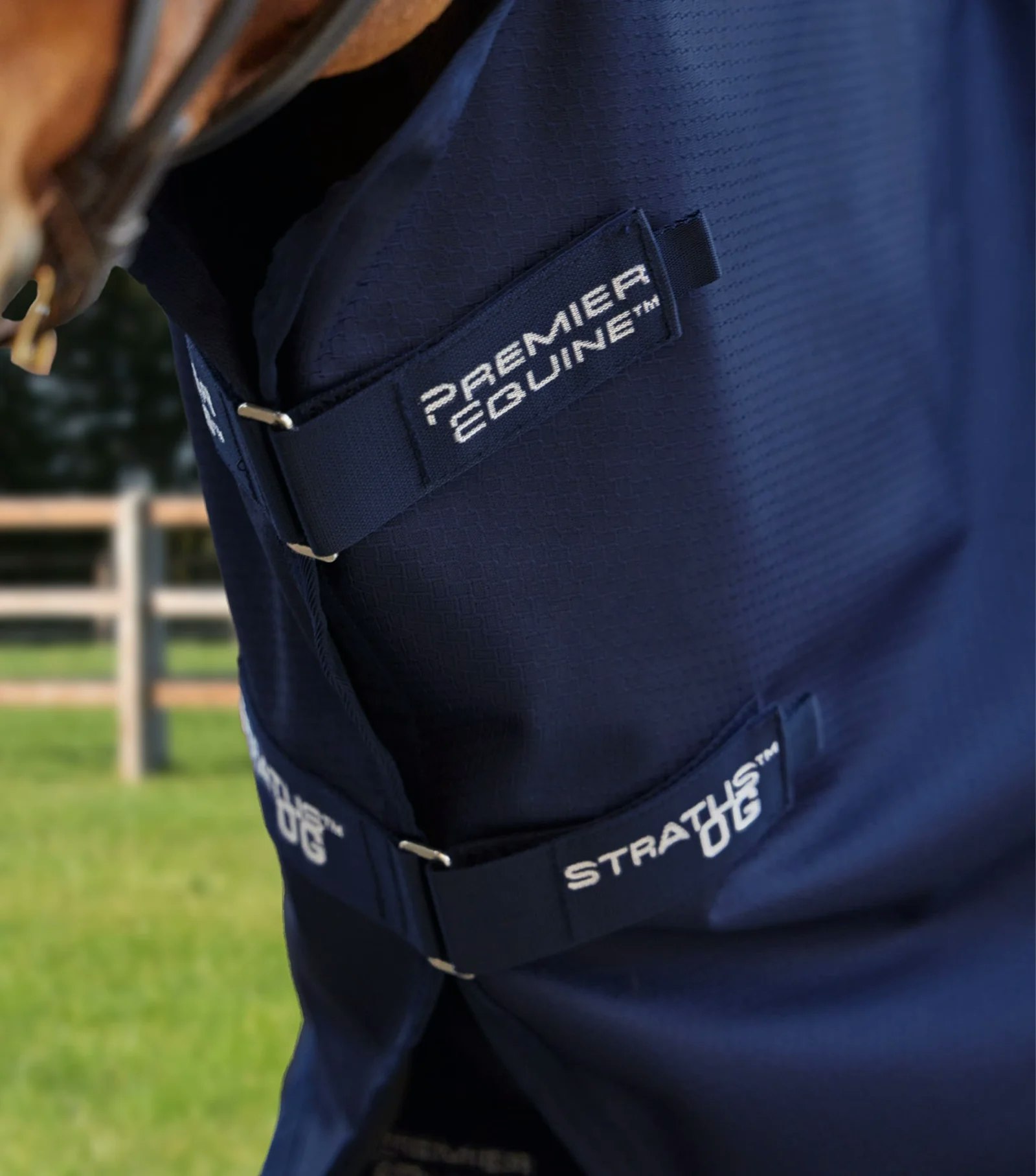 Stratus 600D Series 0g Turnout Rug with Classic Neck Cover Navy