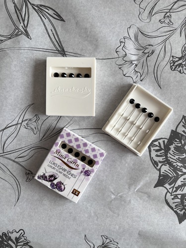 Crystal needle black