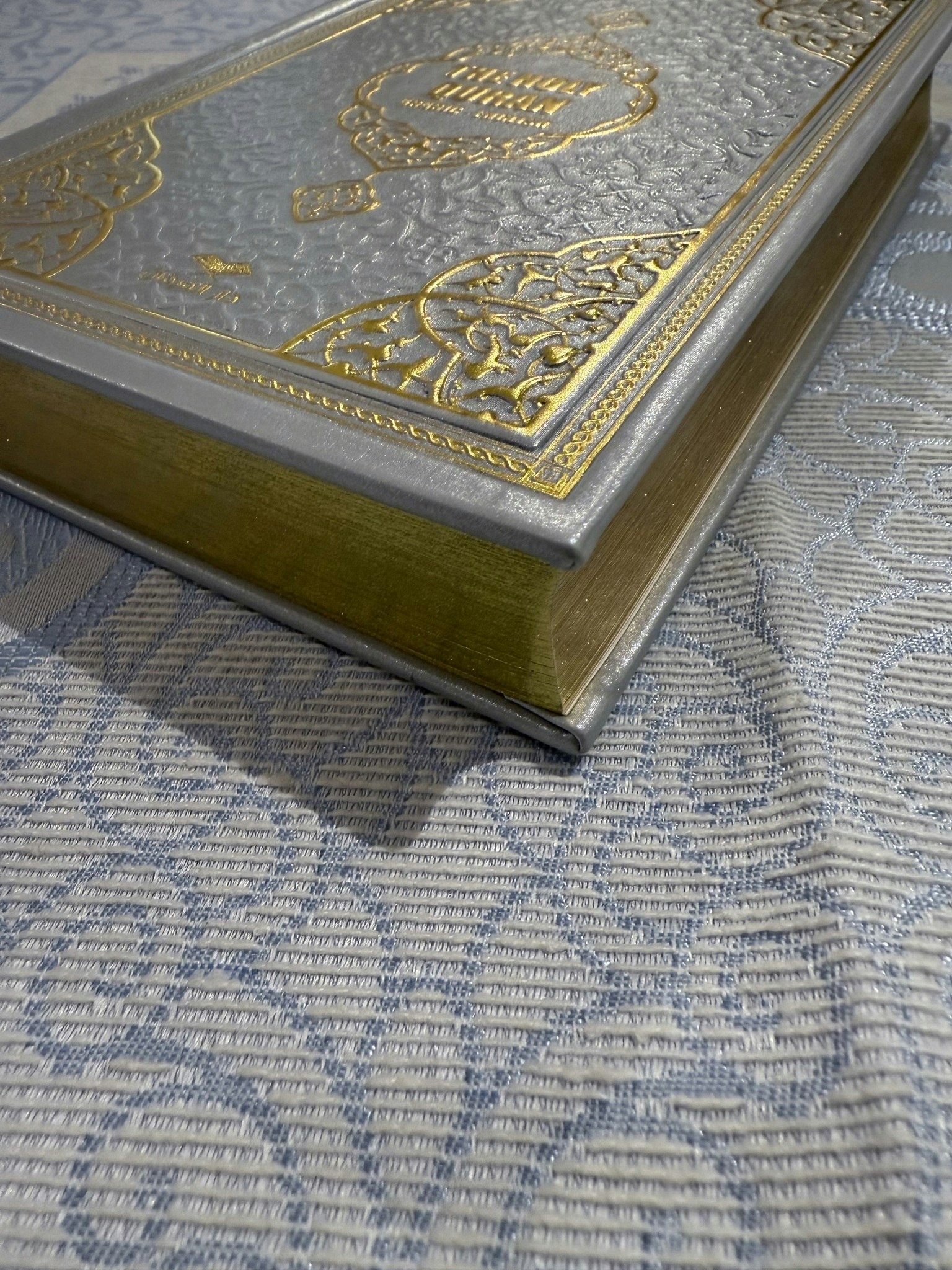 Holy quran grå