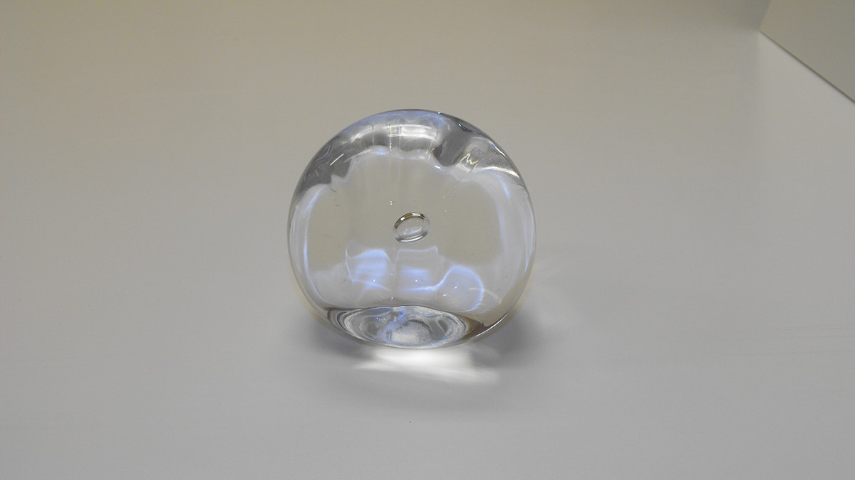 Brevpress i glas, 8 cm hög