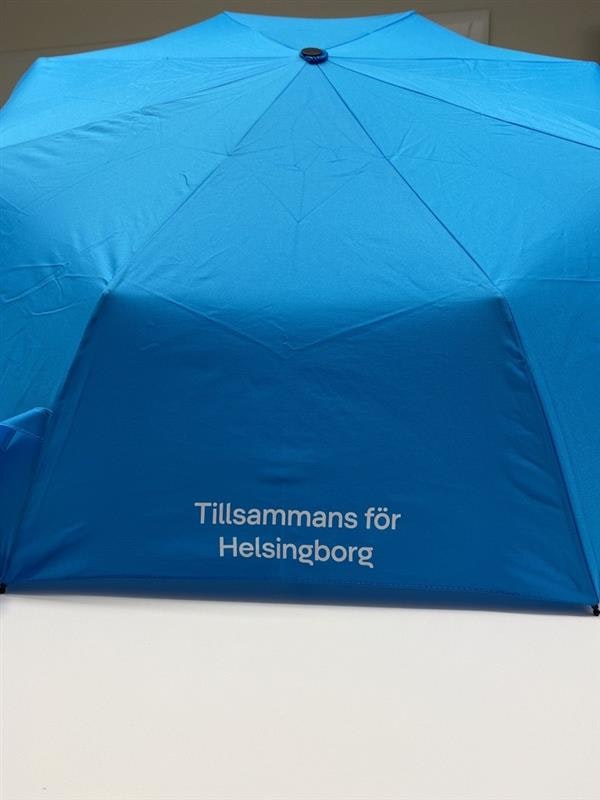 Blått hopfällbart paraply