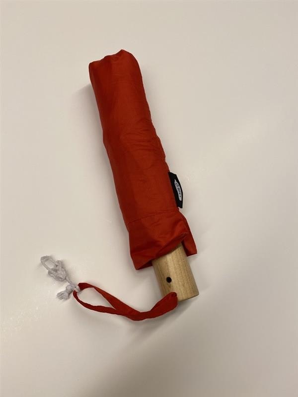 Rött hopfällbart paraply