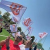 Vikhammer HK viser lagånd med supporter flaggene de kjøpte