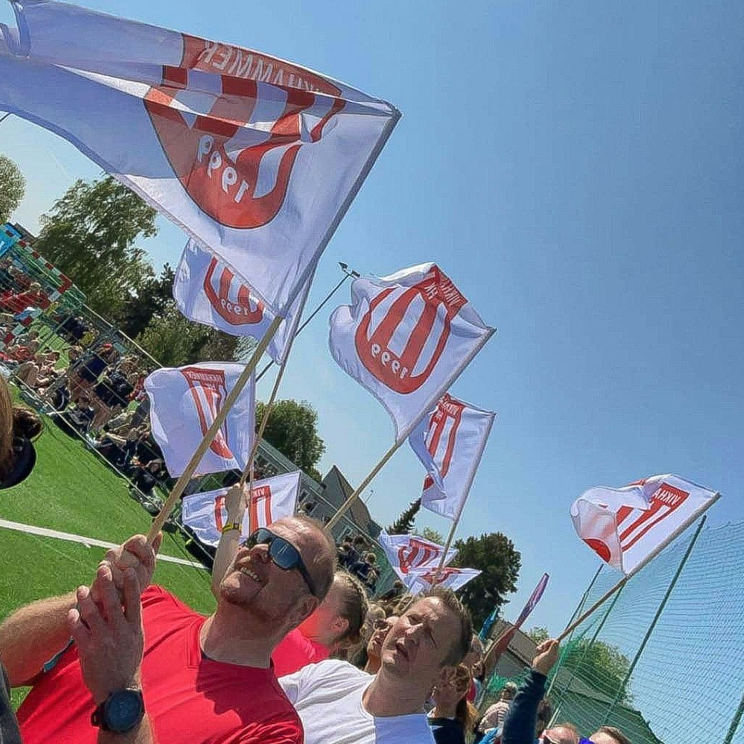 Vikhammer HK viser lagånd med supporter flaggene de kjøpte