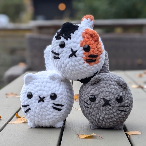 "Loaf cats" - heklede plysj katter