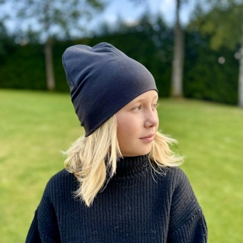 Ribbad mössa svart