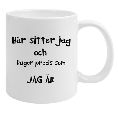 Här sitter jag och duger som jag är – Mugg med Humor & Självkänsla!