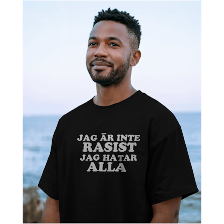 T-shirt med tryck – Jag är inte rasist, jag hatar alla med glimten