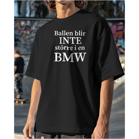 T-shirt med tryck- Ballen blir INTE större i en BMW