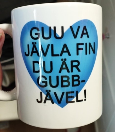 Kärlek på det råa sättet – Gubb-Jävel-tyckt på mugg