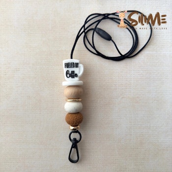 BADGE-NYCKEL HALSBAND fueled by Coffe vit