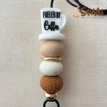 BADGE-NYCKEL HALSBAND fueled by Coffe vit