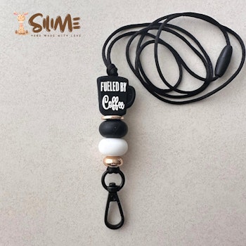 BADGE-NYCKEL HALSBAND fueled by Coffe svart