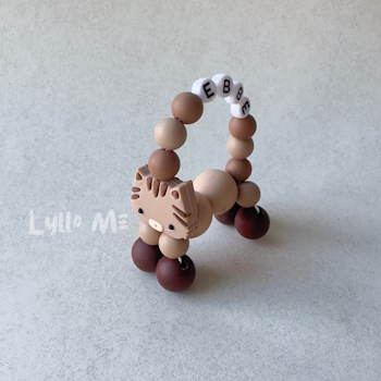 ARMBAND Twist a pet med NAMN Cappuccino/Brown (3+)