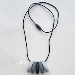 AMNINGSHALSBAND Silimama - "Love you to the moon and back"/ Grey- Black