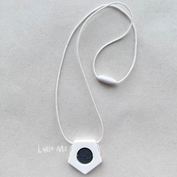 AMNINGSHALSBAND SiliMAMA - GEO - white